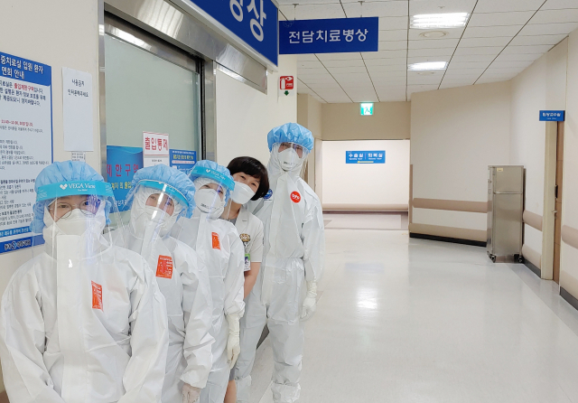 코로나19 중증환자 전담 치료를 담당하고 있는 동아대병원 의료진. 동아대병원 제공