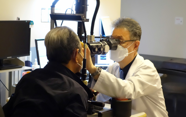 부산성모안과병원 윤희성 병원장이 안구 검사를 시행하고 있다. 부산성모안과병원 제공