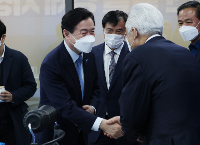 더불어민주당 김영춘 부산시장 후보가 15일 선거사무소에서 대한전문건설협회 부산지회 임원단과 정책간담회를 갖고 있다. 정대현 기자