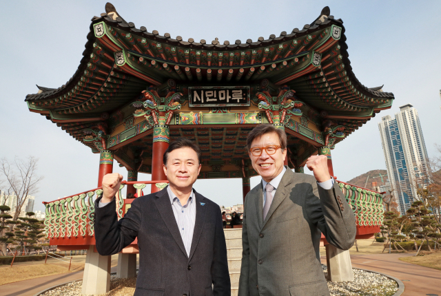 부산시장 보궐선거를 한 달여 앞둔 7일 더불어민주당 김영춘(왼쪽) 후보와 국민의힘 박형준 후보가 부산시민공원에서 선전을 다짐하는 모습. 김경현 기자 view@