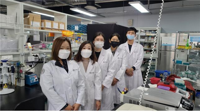 (왼쪽부터) 이현주 연구원, 허향숙 책임연구원, 강리진, 김지은, 전성각 연구원이 실험실에서 기념 촬영을 하고 있다. 한국뇌연구원 제공