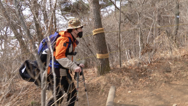 화려한 등산모자, 알록달록한 등산복, 화룡정점을 찍은 '시그니처' 침낭까지. 언뜻 보기에는 백록담, 노고단도 등반할 기세지만 속마음은 쉴 곳만 찾는다.