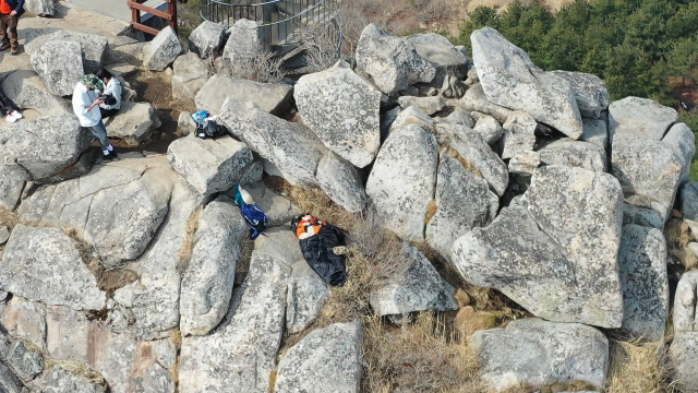 경사진 돌 틈은 보기에는 위험해보이지만 매우 편안하다. 용은 부산의 '진산'을 온몸으로 체험하고 있다.