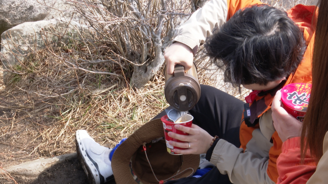 제작진과 컵라면을 나눠먹고 있는 잠만용. 미지근해진 물로 데운 컵라면도 정상에서 먹으니 '미슐랭' 부럽지 않다.