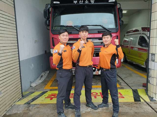 주먹을 불끈 쥐고 포즈를 취하는 반장님들. 그들의 힘찬 포즈. 덕분에 우리는 편안한 마음으로 금정산에 오를 수 있다.