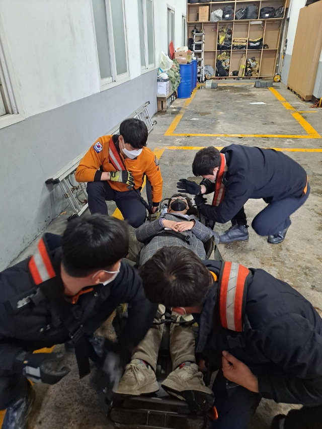 들것에 신고자를 눕히고 내려올 때는 온몸에 땀이 억수같이 쏟아진다. 용은 그게 가능하냐고 계속 묻자 '백문이불여일견'이라며 구조대원들은 용을 들것에 눕혔다.