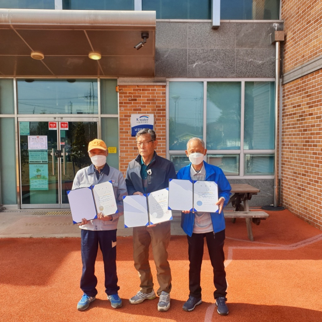 한국수자원공사 남강댐지사가 18일 ‘댐주변 청결지킴이’ 위촉식을 했다. 남강댐지사 제공