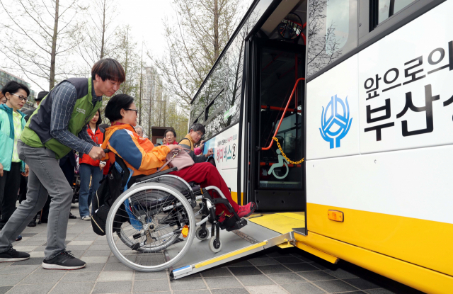 부산 지역 교통약자들의 이동 환경 개선을 위해 국비 등 200억 원이 투입된다. 사진은 교통약자 전용 저상버스 시승 모습. 부산일보DB