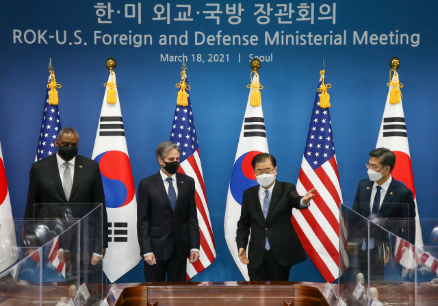 정의용 외교부 장관(오른쪽 두 번째)이 18일 서울 종로구 외교부 청사에서 열린 한·미 외교·국방 장관 회의에서 로이드 오스틴 미국 국방부 장관(왼쪽부터), 토니 블링컨 미국 국무장관에게 자리를 안내하고 있다. 오른쪽은 서욱 국방부 장관. 연합뉴스