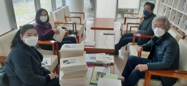 소설가 윤정규 아카이빙 팀이 지난 13일 요산문학관에서 아카이빙 보고서 출간 직후 마무리 회의를 하고 있다. 최학림 선임기자