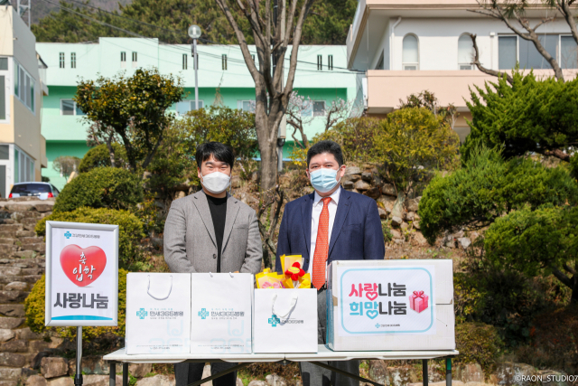 건강만세365병원, 신입생 입학 축하선물 전달