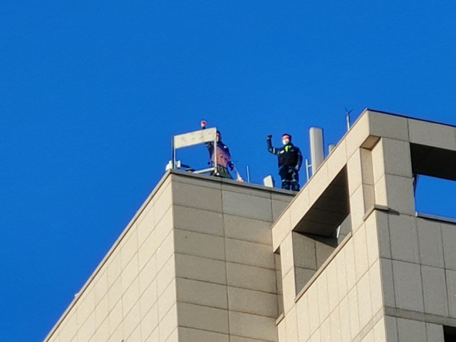 현대중공업 맞은편 호텔 옥상에서 농성 중인 하청 노동자들. 현대중공업노조 제공