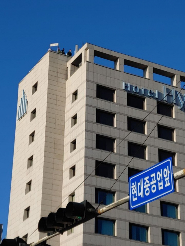 현대중공업 맞은편 호텔 옥상에서 농성 중인 하청 노동자들. 현대중공업노조 제공