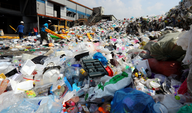 코로나19 확산 속에 지난해 10월 부산 자원재활용센타에 폐플라스틱이 산더미처럼 쌓여 있다. 부산일보DB