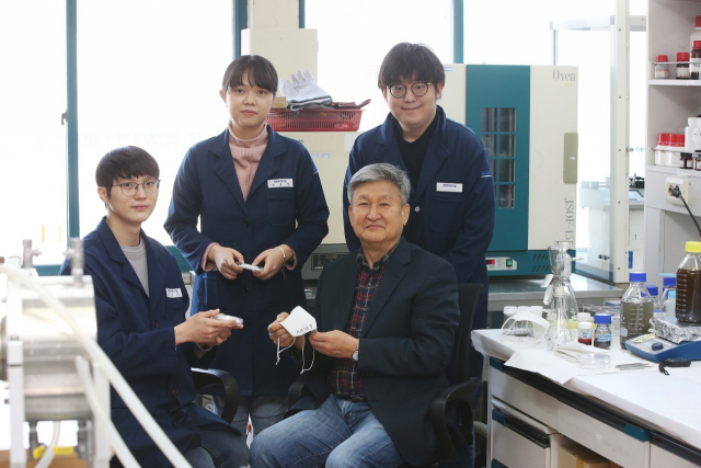 (오른쪽 뒤부터 시계 반대방향으로) 이응준 석박통합과정, 유효정 박사과정, 곽병은 석박통합과정, 김도현 생명화학공학과 교수. KAIST 제공