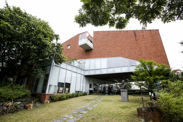 부산 정신의 거처로서 요산 문학정신을 품은 요산문학관 전경. 부산일보DB