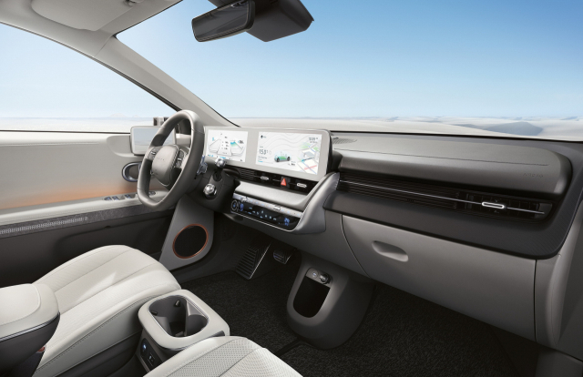 현대자동차 전기차 ‘아이오닉 5’의 외관(위)과 실내. 현대차 제공