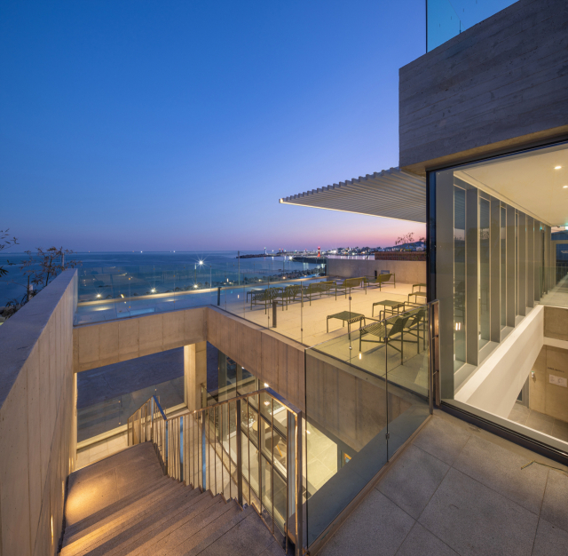 바다와 해안을 배경으로 카페 ‘메이크 시 커피’의 야경이 아름답다. 건축사진가 윤준환 제공