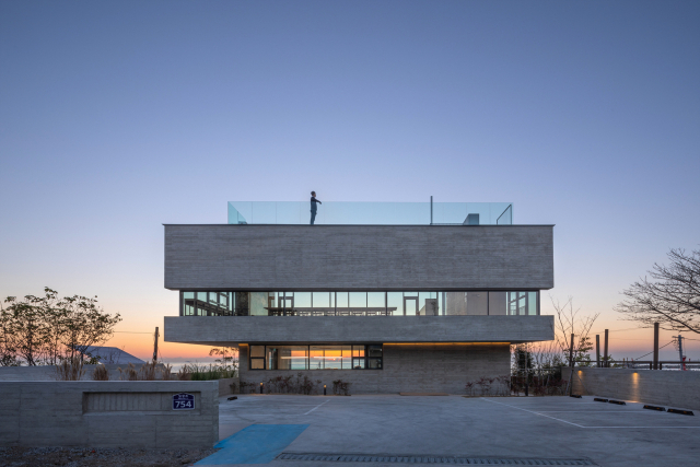 카페 ‘메이크 시 커피’는 장식성을 뺀 절제된 디자인, 단순함에서 오는 세련됨, 모던함에서 오는 담백함이 색다른 아름다움으로 빛난다. 큰길에서 본 카페 ‘메이크 시 커피’ 모습. 건축사진가 윤준환 제공