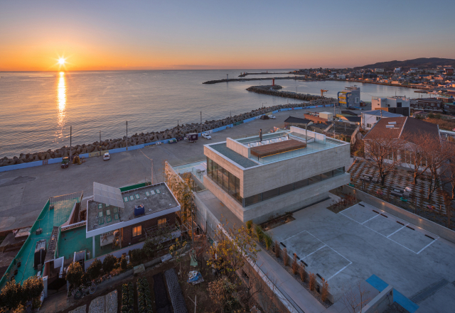 카페 ‘메이크 시 커피’ 옥상에서 커피를 마시면 마치 선상에 있다는 착각에 빠진다. 건축사진가 윤준환 제공