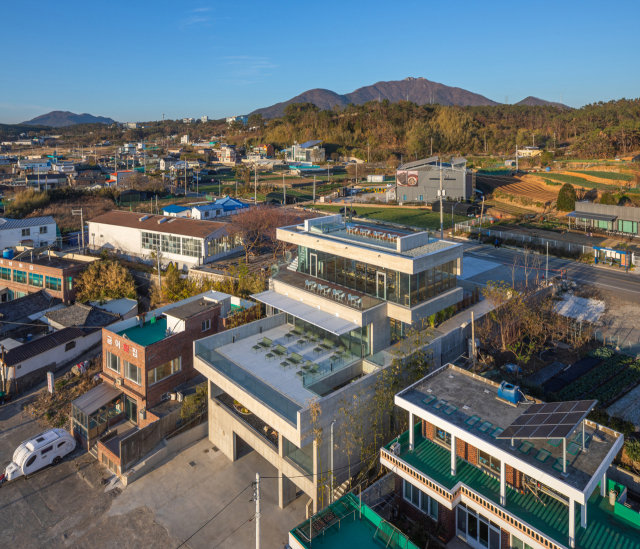 위에서 내려다 본 카페 ‘메이크 시 커피’ 모습. 건축사진가 윤준환 제공