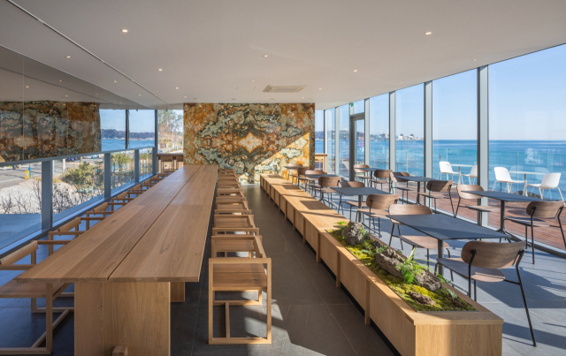 카페 ‘메이크 시 커피’ 4층. 개방감을 자랑한다. 건축사진가 윤준환 제공