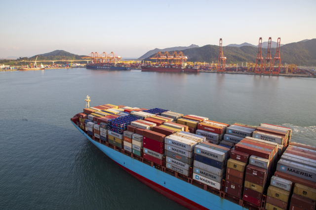선박으로 인한 항만 대기오염 문제를 개선하기 위해 부산항 선박 저속운항 프로그램에 참여하는 선사에 인센티브가 지급된다. 부산항 신항 1부두에 컨테이너선이 들어오고 있다. 부산항만공사 제공