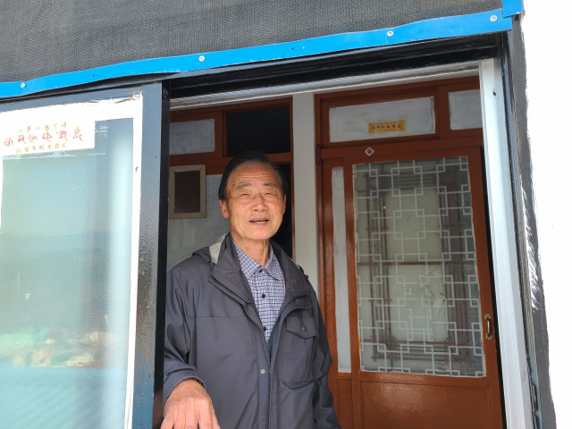 부산 서구 아미동 비석마을에 56년째 살고 있는 이치우 할아버지. 할아버지의 집은 천마산 모노레일 주차장 예정 부지에 포함돼 철거 위기에 놓여 있다. 서유리 기자