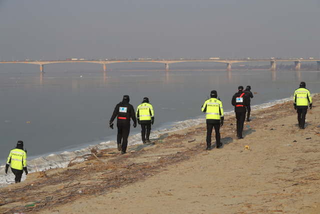 올해 1월 12일 경기도 고양시 행주산성둘레길 인근 한강변에서 경찰이 실종된 장준호 씨를 찾는 수색 작업을 벌이고 있다. 중증 자폐장애가 있는 장씨는 지난해 12월 28일 오후 행주산성둘레길을 산책 중 실종됐으며, 장씨가 실종 당시 착용하고 있던 점퍼가 1월 11일 오후 한강 김포대교 북단 인근 강변에서 발견됐다. 연합뉴스