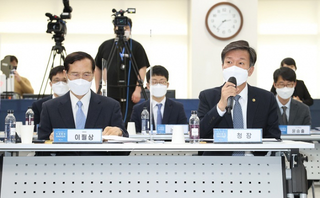 국세청은 26일 오후 서울지방국세청에서 올해 첫 국세행정개혁위원회를 열고 올해 세무조사 운영방향과 실시간 소득파악 시스템구축 등에 대해 논의했다. 왼쪽은 국세행정개혁위원회 이필상 위원장, 오른쪽은 김대지 국세청장. 국세청 제공