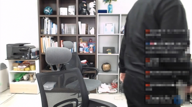 스포츠니어스 김현회 기자가 생방송으로 사과 후 자리를 뜨면서 욕설을 했다. 스포츠니어스 방송화면 캡처