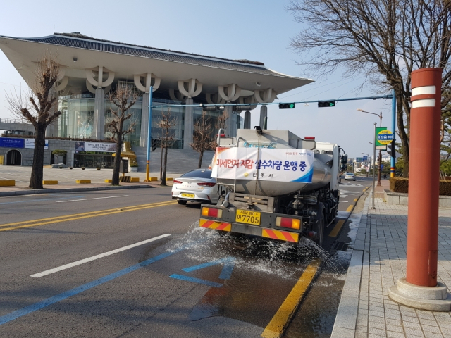 올해들어 최악의 황사 발생으로 미세먼지 경보가 발령된 29일 진주시가지 도로에 살수차량으로 물을 뿌리고 있다. 진주시 제공