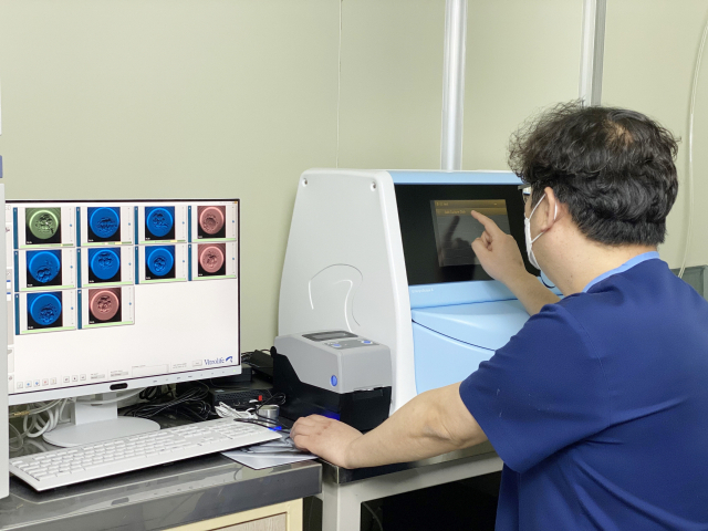 좋은문화병원 난임센터에서 의료진이 인공지능(AI) 타임랩스 시스템으로 배아 상태를 살펴보고 있다. 좋은문화병원 제공