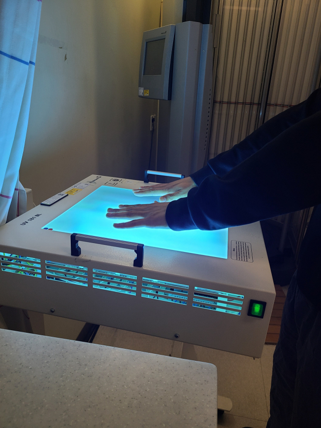 손발바닥 농포증은 증상에 따라 바르는 외용제를 써 보고 안되면 광선치료(사진)와 먹는 약을 단계적으로 처방한다. 최근에는 염증 물질을 선택적으로 차단하는 생물학 제제가 나왔다. 부산대병원 제공