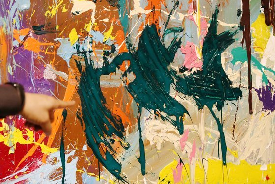 28일 오후 서울 송파구 롯데월드타워몰 지하에서 열린 '스트리트 노이즈'(STREET NOISE) 전시회에 전시 중인 존원의 작품을 관람객이 훼손하는 일이 발생했다. 사진은 이날 물감에 훼손된 부분. 연합뉴스