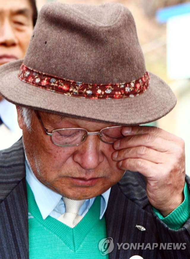 지난 2008년 재심에서 무죄를 선고받을 당시의 정원섭 씨. 연합뉴스 자료사진