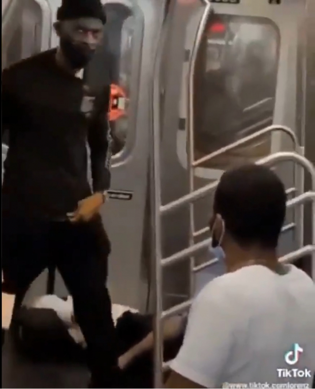 아시아계 남성의 목을 졸라 기절시킨 뒤 열차 빠져나가는 흑인 남성. 틱톡 영상 캡처