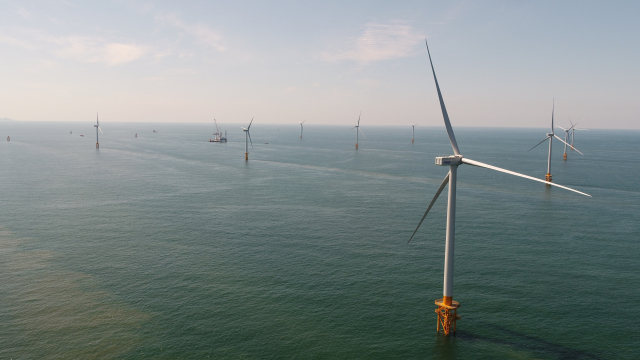 전북 고창군 상하면과 부안군 위도 사이에 위치한 국내 최초 해상풍력 실증단지인 60MW 규모의 서남해 해상풍력 실증단지 전경. 인근에 400MW 규모의 시범단지가 추가로 들어설 계획이다. 한전 부산울산본부 제공