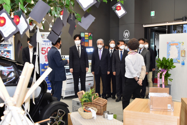 부산경제진흥원은 지역 중소기업의 우수제품을 홍보하고 판매하는 동백상회를 운영하고 있다. 지난해 11월 열린 동백상회 개막 행사에서 참가자들이 현장을 둘러보고 있다. 부산경제진흥원 제공