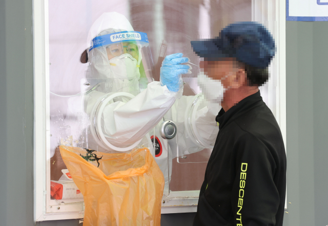 선별검사소에서 의료진이 검체를 채취하고 있다. 연합뉴스 자료사진