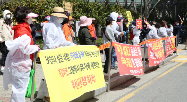 2018년 입주가 이뤄진 부산 첫 생활형 숙박시설인 해운대 에이치 스위트 입주민 90여명은 31일 부산시청 주차장 입구에서 '생활형 숙박시설 사태 해결 촉구 집회'를 열었다. 강선배 기자 ksun@