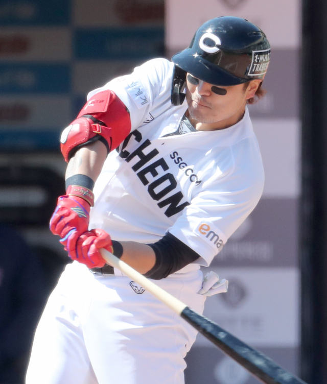 3월 시범경기에서 타격하는 SSG 랜더스 추신수. 연합뉴스