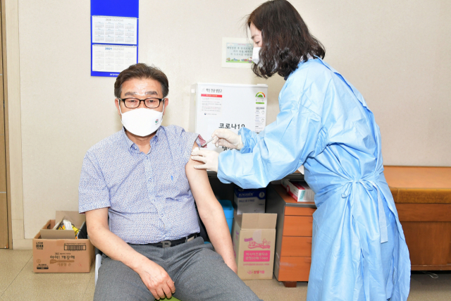 김일권 경남 양산시장이 1일 양산시 보건소에서 코로나19 현장 대응요원들과 함께 아스트라제네카 백신을 접종했다.양산시 제공