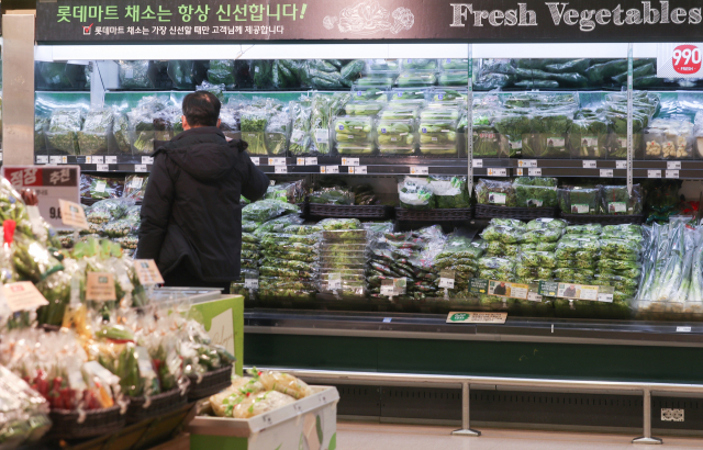 농축산물과 공업제품 가격 인상 등 여파로 지난달 소비자 물가가 1년 전보다 1.5% 오르며 1년 2개월 만에 가장 많이 올랐다. 서울 중구 봉래동 롯데마트에서 시민들이 채소를 고르고 있다. 연합뉴스