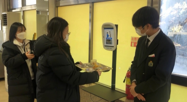 부산외고 학생들은 ‘제로 헝거(Zero Hunger)’ 캠페인을 진행하면서 음식물 남기지 않기 운동을 실천 중이다. 선호 메뉴를 배식받은 부산외고 학생.