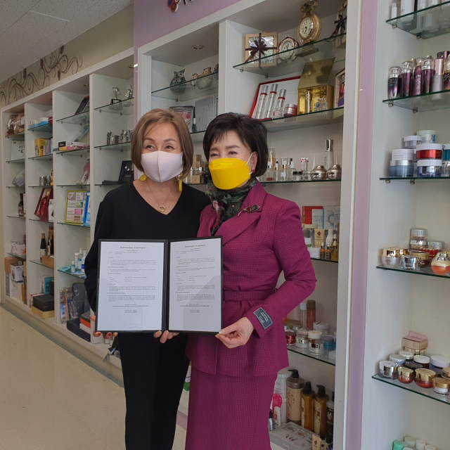 5일 (주)자연지애 반명숙(오른쪽) 대표가 (주)티알인터내셔널 정숙천 대표와 50만 달러 수출계약을 체결했다. (주)자연지애 제공