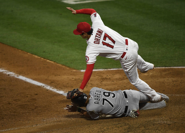 경기에서 맹활약하던 오타니 쇼헤이가 선발승 요건 날리게 된 아찔한 홈 충돌 장면(AFP=연합뉴스 )