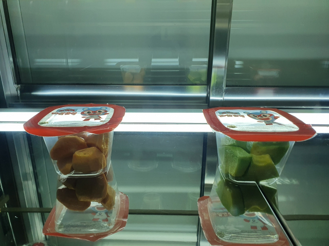 창원시가 109개 초등학교의 방과 후 돌봄교실 이용 학생들에게 과일 간식을 무상으로 제공한다. 창원시 제공