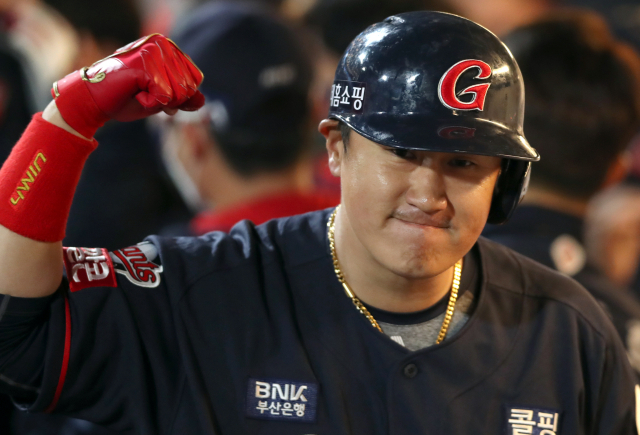 롯데 자이언츠 이대호가 6일 창원 NC 파크에서 열린 NC 다이노스와의 프로야구 원정경기에서 만루 홈런을 날린 후 더그아웃으로 돌아와 '알통' 세레머니를 선보이고 있다. 연합뉴스