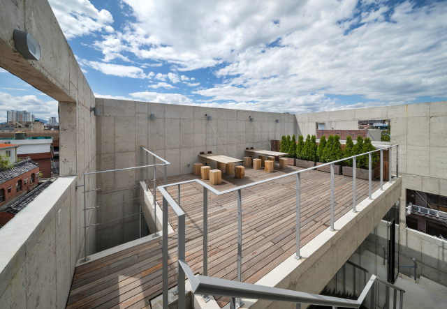 동네가게 녹슨의 세련미를 뽐내는 옥상 풍경. 건축사진가 윤준환 제공